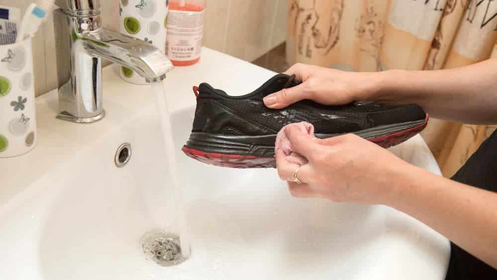 come pulire le scarpe