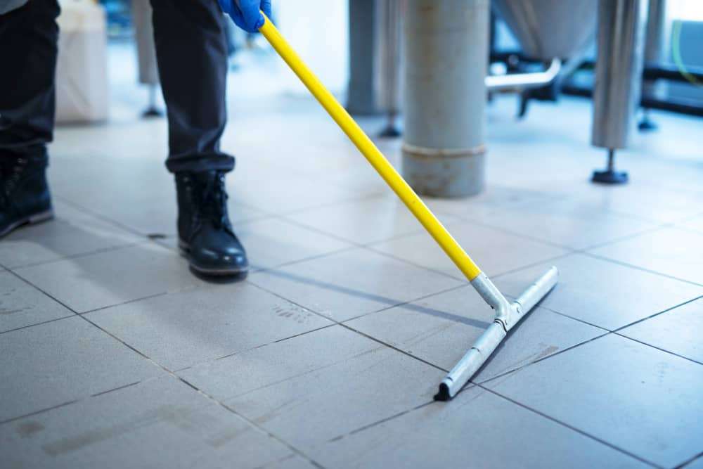 pulire le fughe delle piastrelle del pavimento