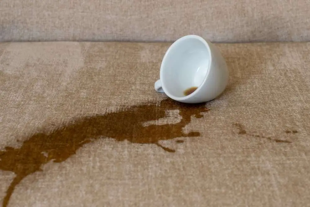 togliere le macchie di caffè dal divano